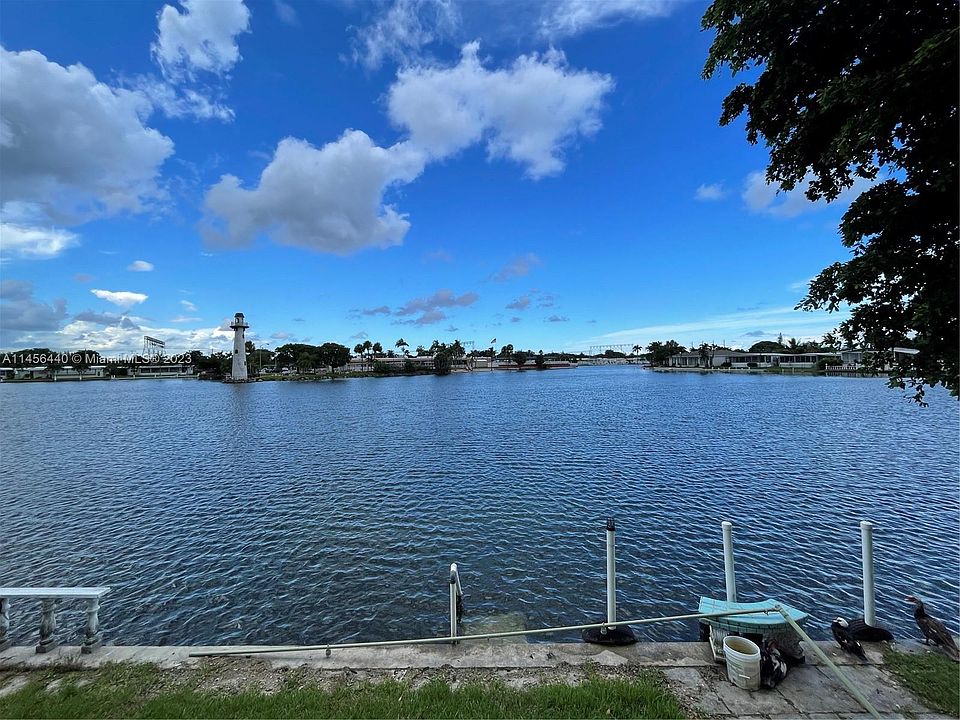 2nd image of 2897 Lakeshore Dr