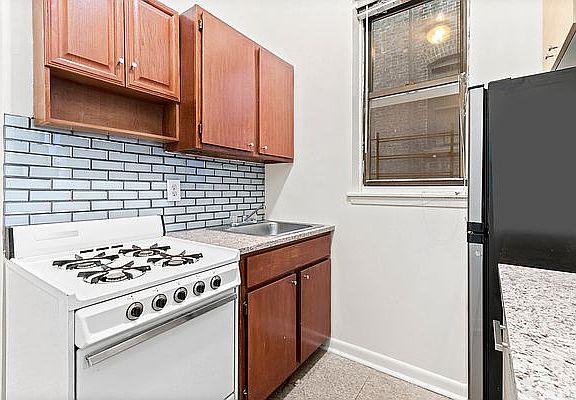 3rd image of 10 W 107th St APT 4B