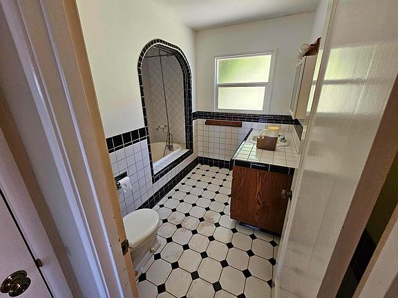 5th image of 612 P St