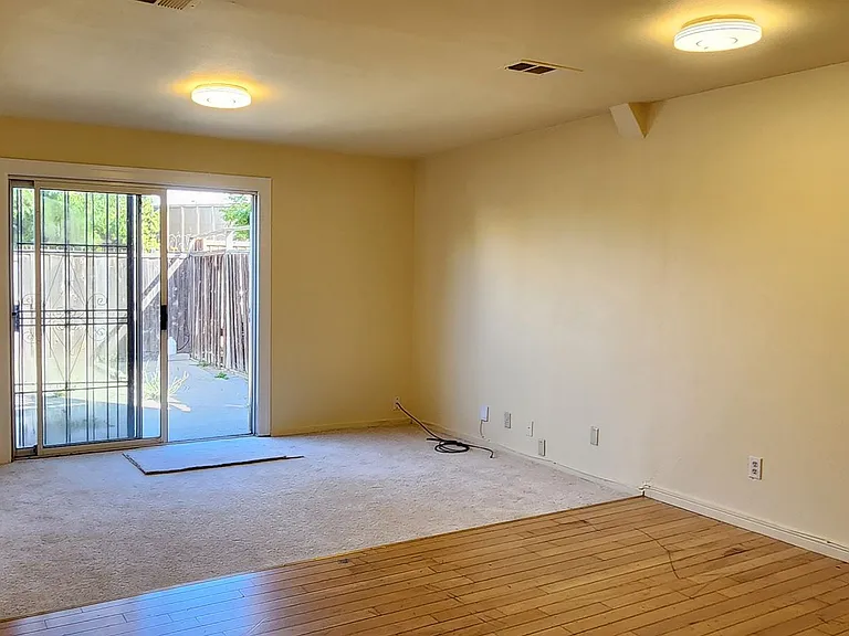 1723 Livingston Ln — Photo 6