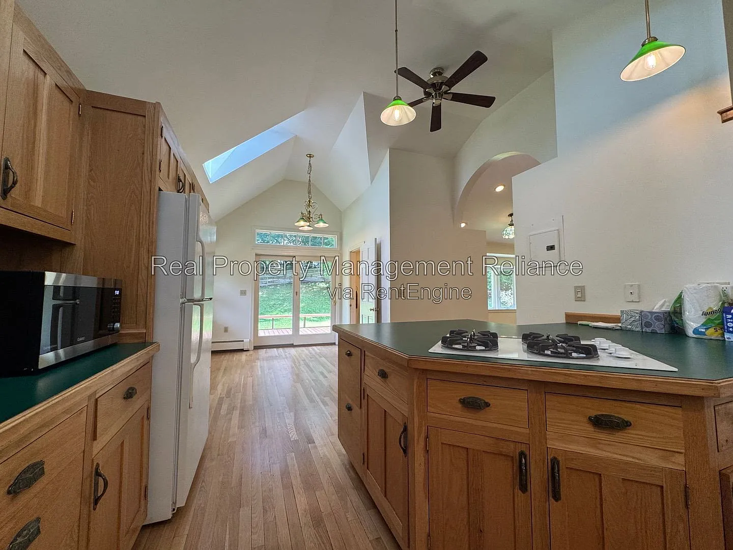 3 bed, 1.5 bath, 1636 sqft, $3,950 — Photo 3