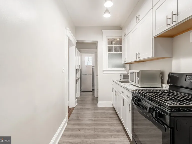 900 Madison St NW #B — Photo 14