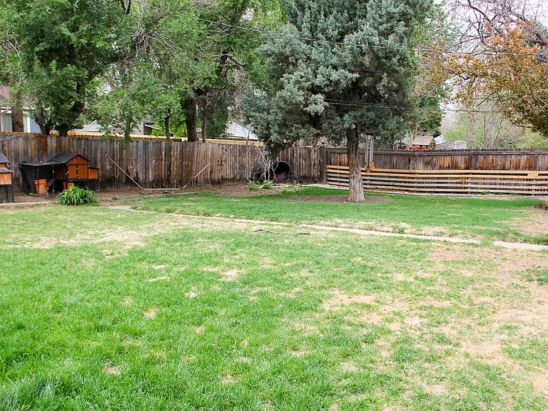 1495 S Grape St — Photo 29
