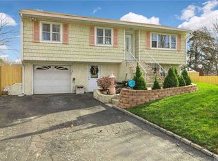 25 Oxhead Rd, Centereach, NY 11720