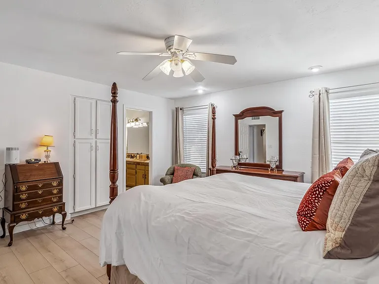 1739 N Palm Dr — Photo 17