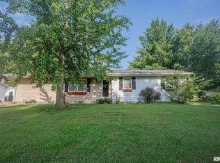 136 Donoho Dr, Salem, IL 62881
