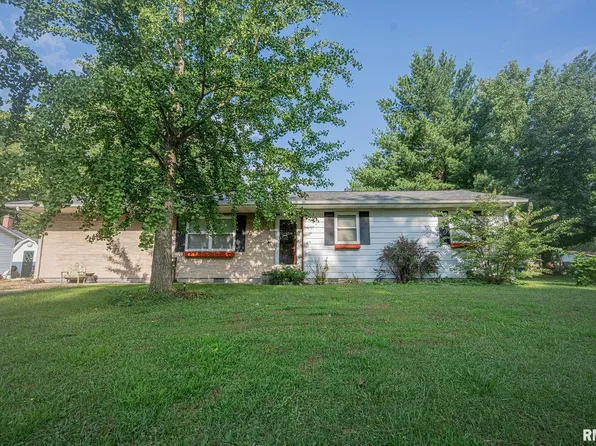 136 Donoho Dr, Salem, IL 62881