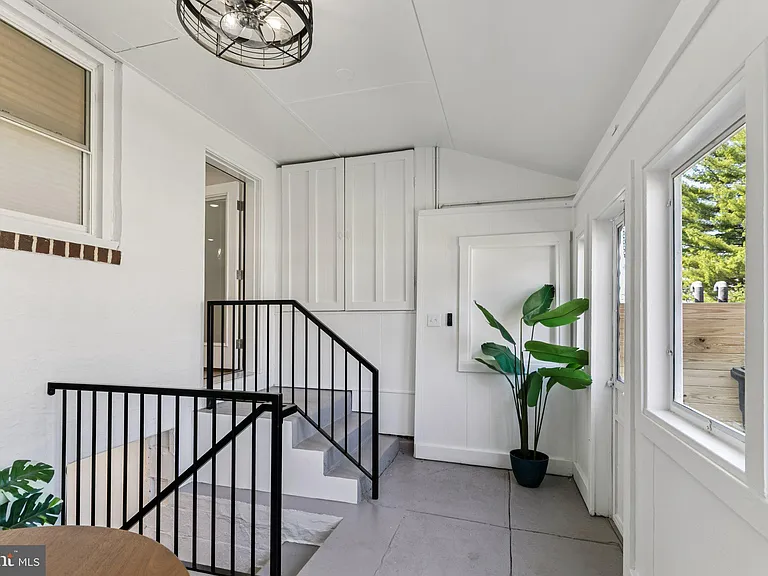 732 Harry St — Photo 18