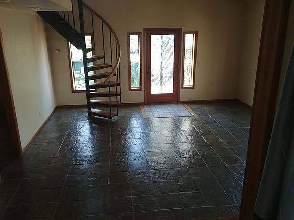 4th image of 1065 Hillview Dr