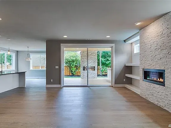 5 bed, 3080 sqft, $5,249 — Photo 4