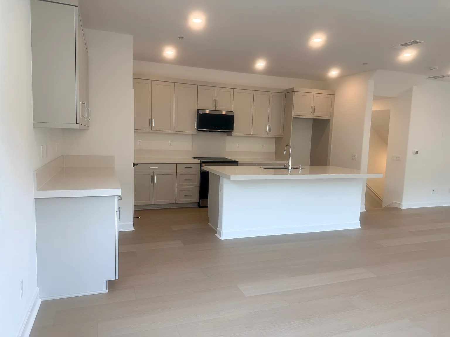 4 bed, 3.5 bath, 2068 sqft, $4,795 — Photo 3