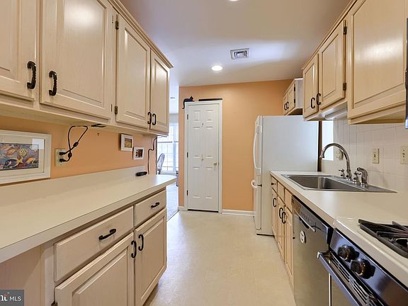 4th image of 3 Amberley Way