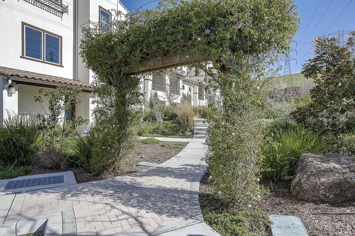 3 bed, 1431 sqft, $4,150 — Photo 3