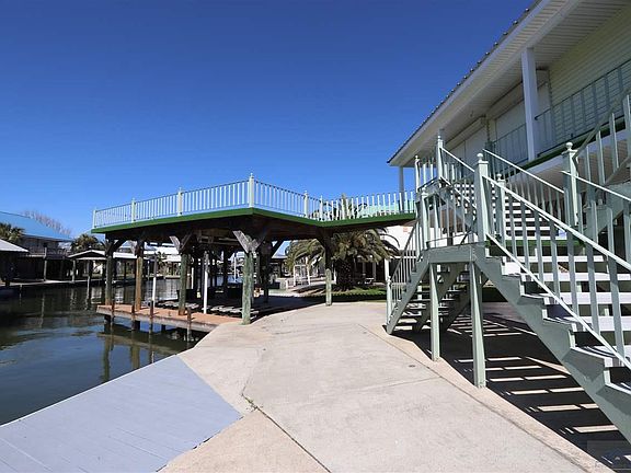 5th image of 325 Admiral Craik Dr