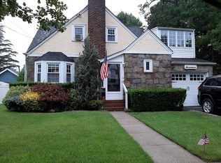 17 Derby Ct, Malverne, NY 11565