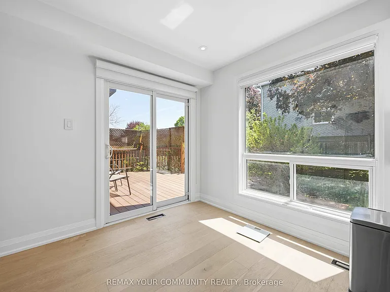 251 Osmond Cres — Photo 16