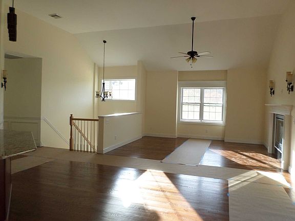 4th image of 32 Luelann Dr