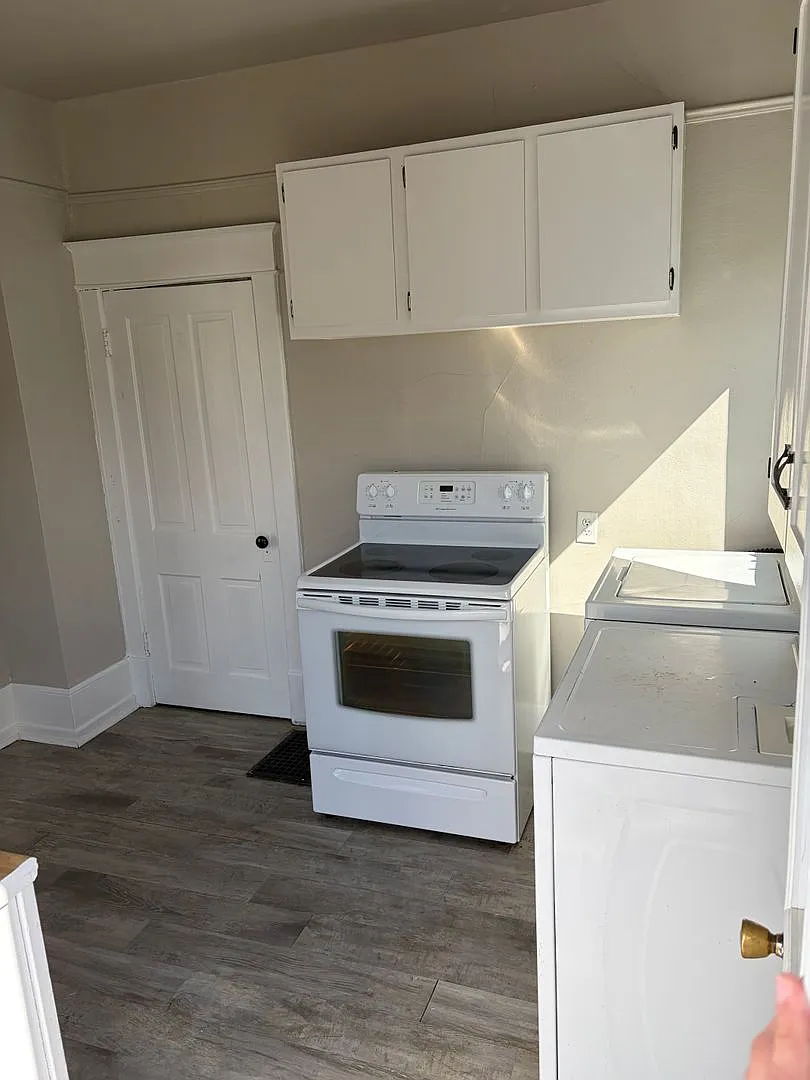 2 bedroom 1 bath house Front Porch — Photo 2