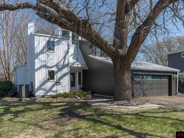 114 Crestwood Dr, North Mankato, MN 56003