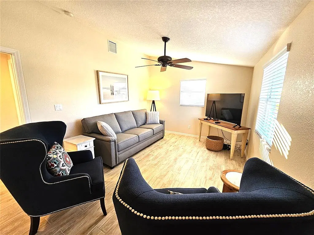 2 bed, 2.0 bath, 1348 sqft, $4,000 — Photo 4