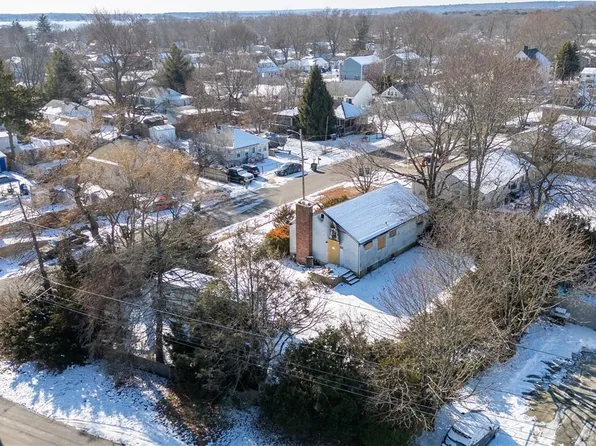 7 Holt St, Warwick, RI 02889