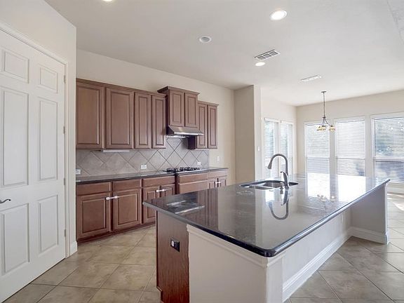 4th image of 2707 Waterfront Dr