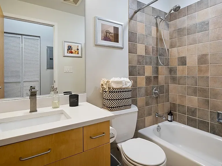 2201 W Wabansia Ave #10 — Photo 23