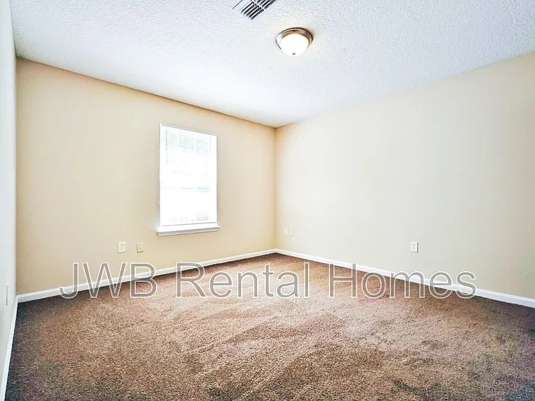 1520 W 27th St — Photo 8