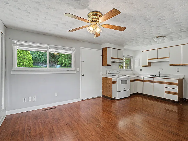 4558 Cordell Dr — Photo 3