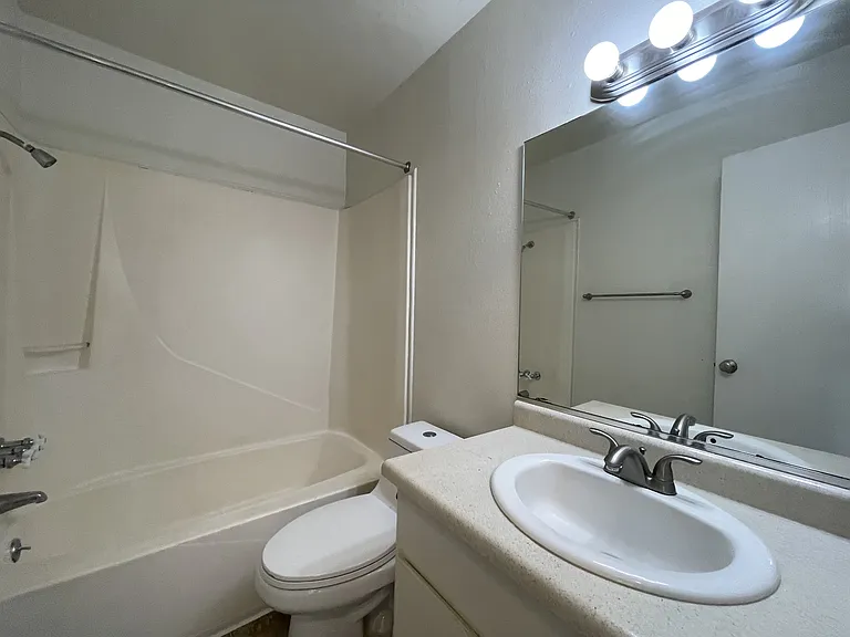 623 W 6th Ave #5 — Photo 8
