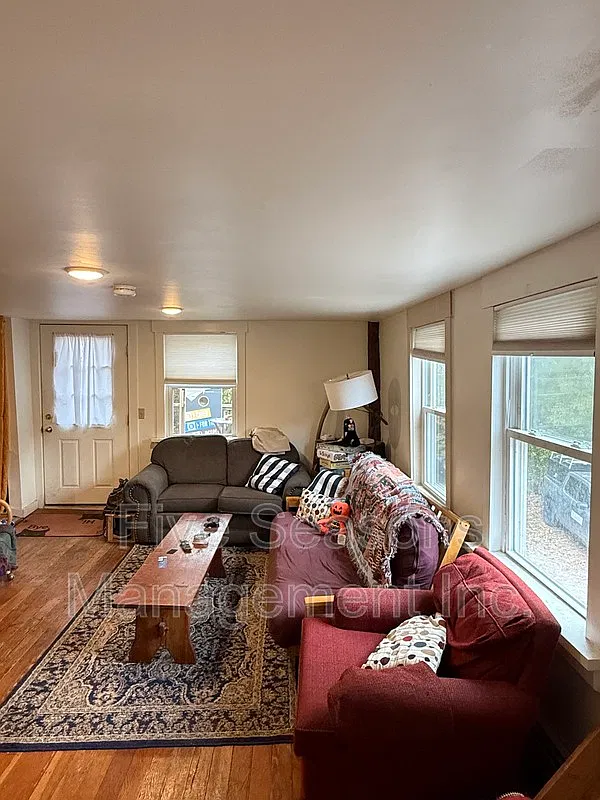 3 bed, 1.0 bath, 1000 sqft, $2,700 — Photo 3