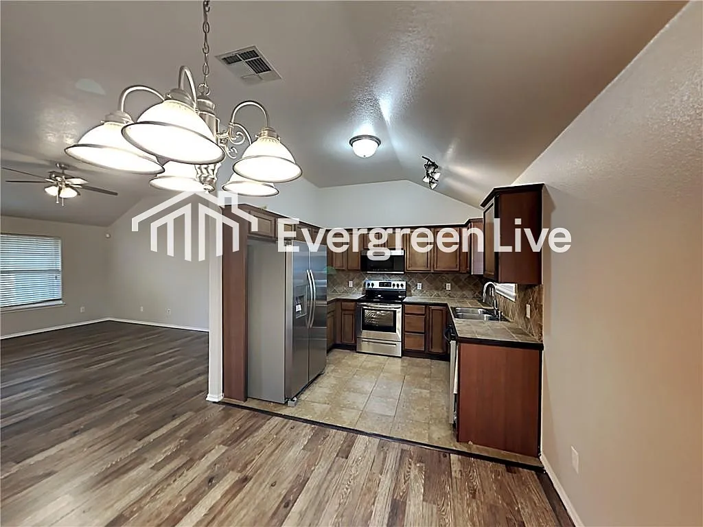 3 bed, 2.0 bath, 1314 sqft, $1,445 — Photo 4