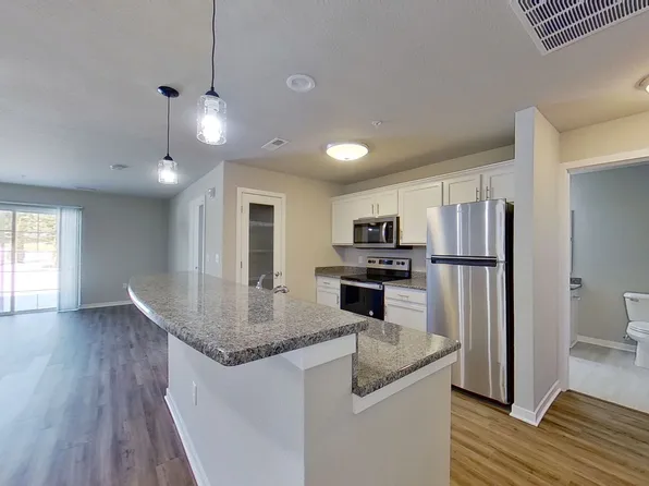 1906 American Eagle Dr APT 36, Slinger, WI 53086