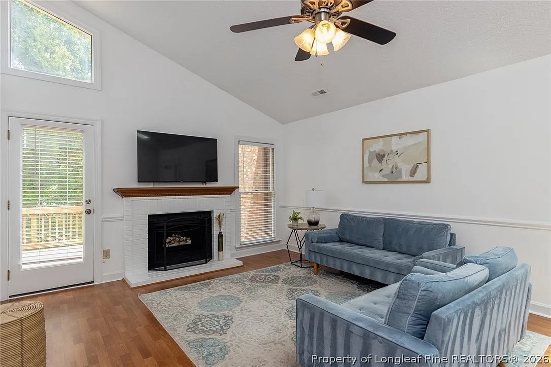2 bed, 2.0 bath, 1002 sqft, $1,595 — Photo 2