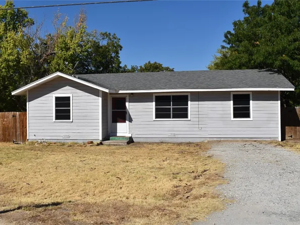 510 N 6th St, Bangs, TX 76823