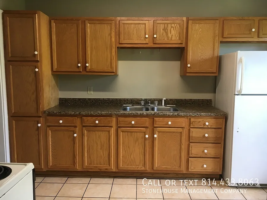 Large 2nd floor 2 bedroom with Front Deck & Private Basement — Photo 3