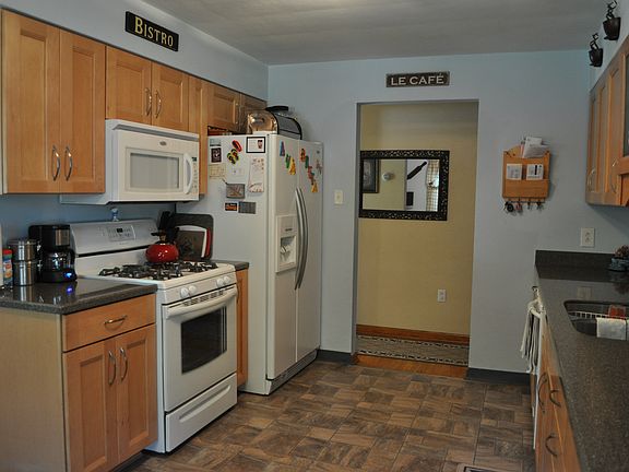 Updated eat-in kitchen
