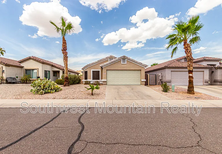 33782 N Mercedes Dr — Photo 1