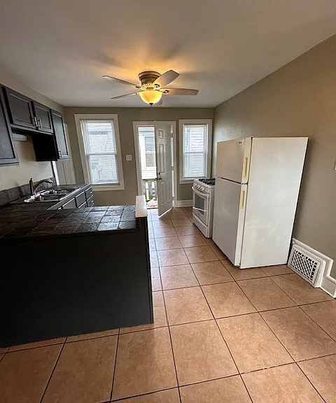 310 W Scott St #A — Photo 22