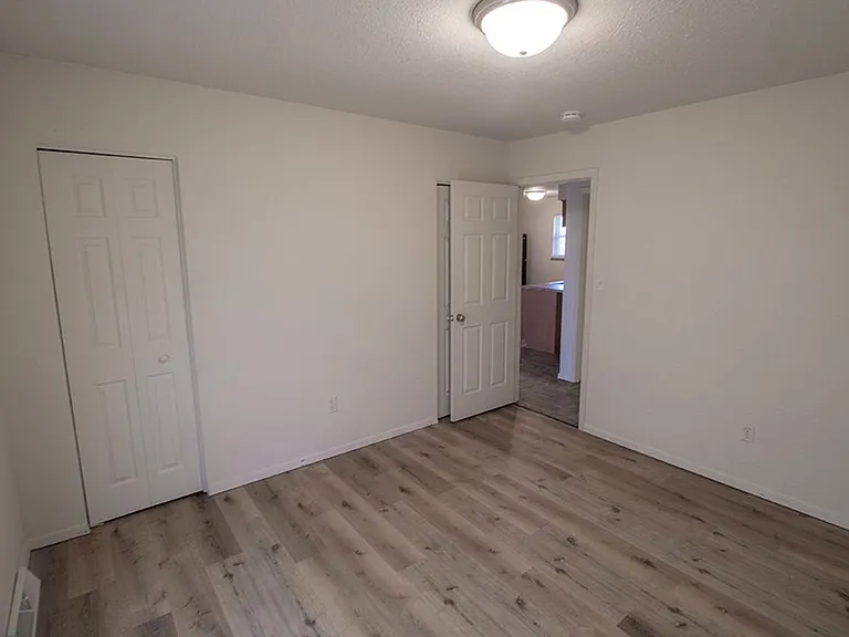 1007 W Ash St — Photo 12