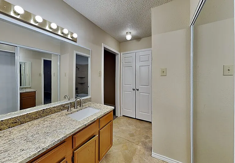 9600 Royal Ln #301 — Photo 17