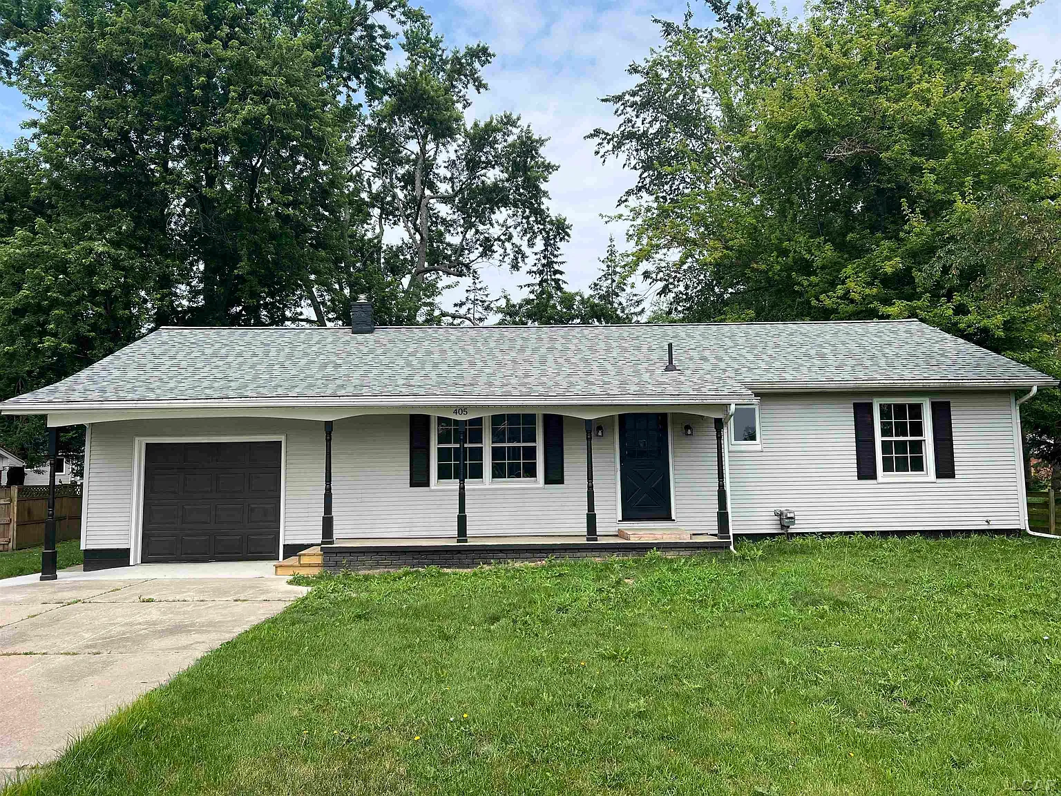 405 Oak St photo 1