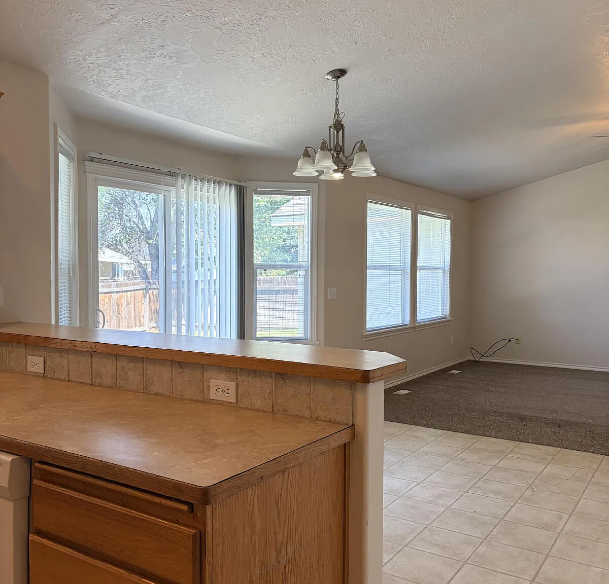 3 bed, 2.0 bath, 1637 sqft, $2,200 — Photo 3