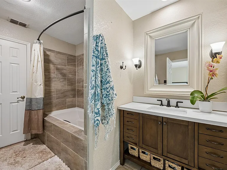 1203 Oakwood Trl — Photo 16