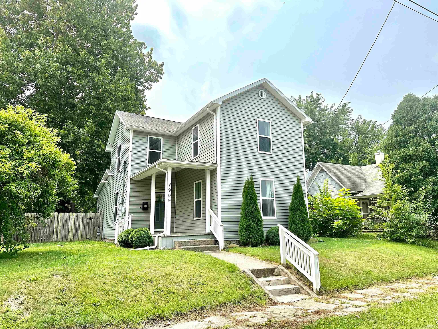 909 W State St photo 1