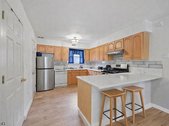 3rd image of 28 Hoffman Pl