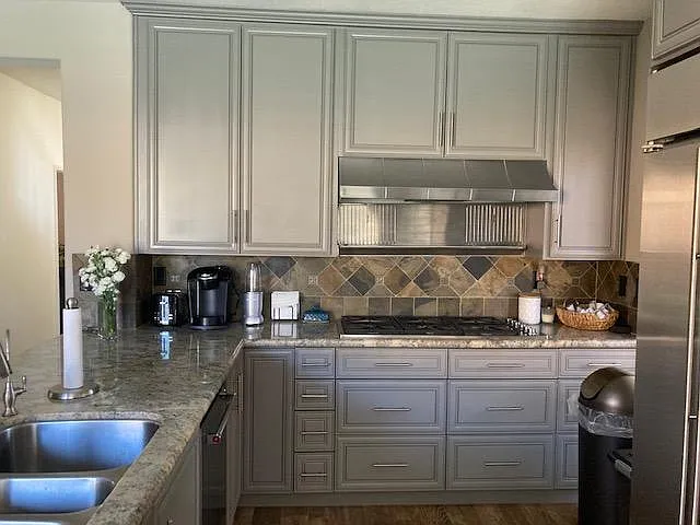 Kitchen with 6 burner gas cooktop, Keurig and Nespresso machine