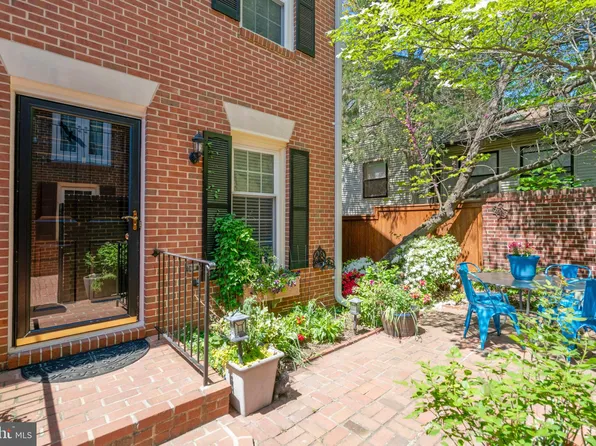 1957 N Calvert St, Arlington, VA 22201