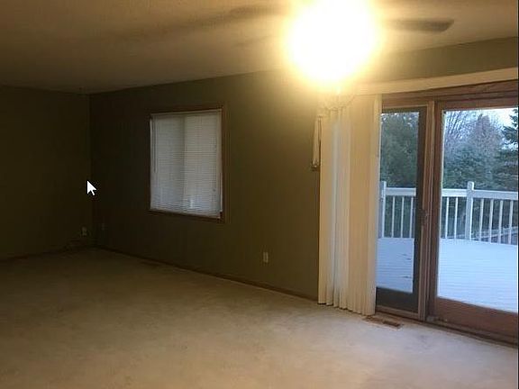 livingroom / sliding doors to the deck