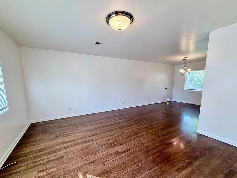 610 Stephen St — Photo 2